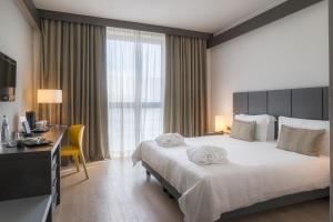 A bed or beds in a room at Domina Milano Fiera