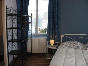 Pruillé的住宿－La Maison d'Héloïse，一间卧室设有一张床和一个窗口