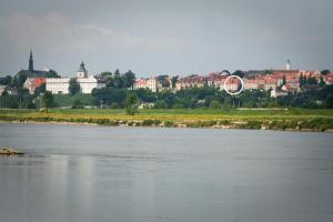 widok na rzekę z miastem w tle w obiekcie Apartament Sandomierskie Wzgórze w mieście Sandomierz