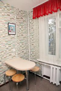 ドニプロにあるApartments on Kyrchatovaの窓のある部屋(テーブル、椅子付)