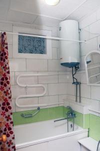 ドニプロにあるApartments on Kyrchatovaのバスルーム(洗面台、窓付)