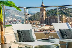 balcón con sillas y vistas a la ciudad en iloftmalaga Ático Atarazanas, en Málaga