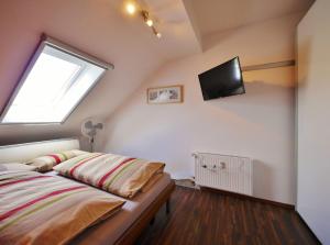 Un pat sau paturi într-o cameră la Fewo Maisonette-Traum mit MeineCardPlus