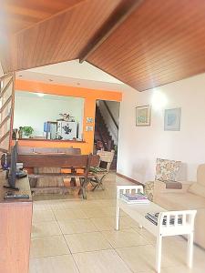 uma sala de estar com um sofá e uma mesa em Casa das Fragatas - Cama e Café em Cabo Frio