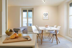 a kitchen and dining room with a table and chairs at Bravissimo Cort Reial-3B in Girona