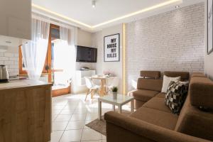 Televízia a/alebo spoločenská miestnosť v ubytovaní VIP Apartamenty Tetmajera Centrum 2