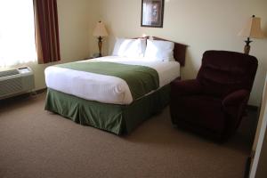Lova arba lovos apgyvendinimo įstaigoje The Edgewood Hotel and Suites