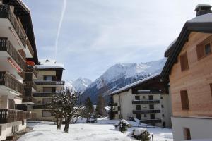 Klosters SerneusにあるChalet Drusaの雪に覆われた街