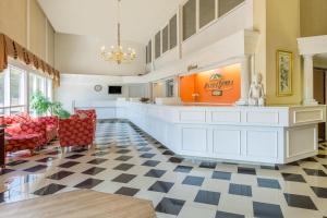 Dapur atau dapur kecil di Howard Johnson by Wyndham Williamsburg