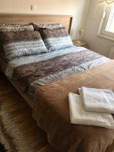 Llit o llits en una habitació de Apartment Smestaj B