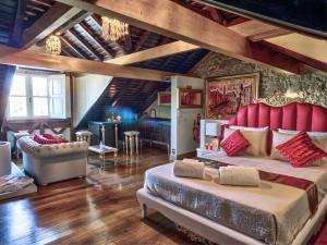 Un dormitorio con una cama grande con cabecero rojo. en Solar Antigo Luxury Coimbra, en Coímbra