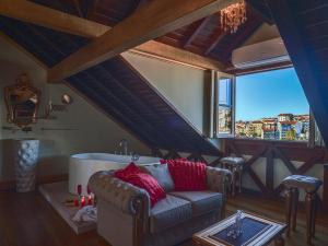 sala de estar con sofá y bañera en Solar Antigo Luxury Coimbra, en Coímbra