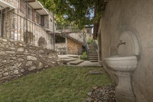 A garden outside Casa San Francesco