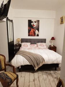 Een bed of bedden in een kamer bij La longère Des Glycines