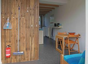 een woonkamer met een houten muur en een tafel bij Studio Zilt in Vlissingen