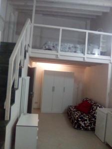 ein Zimmer mit einer Treppe und einer Couch in einem Zimmer in der Unterkunft Casa Maddò in Castelbuono
