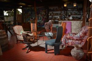 una stanza con sedie e tavolo e bar di Hotel Zentik Project & Saline Cave a Valladolid