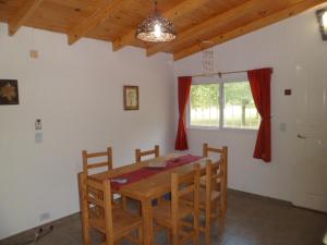 een eetkamer met een tafel en stoelen en een raam bij La Casita del Vivero in Casa Grande