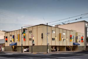 un edificio en una esquina con un semáforo en SOMA Park Inn en San Francisco