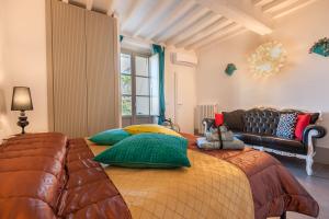 una camera da letto con un grande letto con cuscini colorati di Sweet Tuscany ad Arezzo