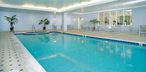 una grande piscina con acqua blu in un hotel di Hotel 24 South a Staunton