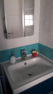 フォッジャにあるCasa Rosatiのバスルーム(鏡付き白い洗面台付)