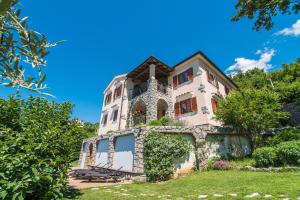 Veprinac的住宿－Villa Marina，蓝天山上的房子