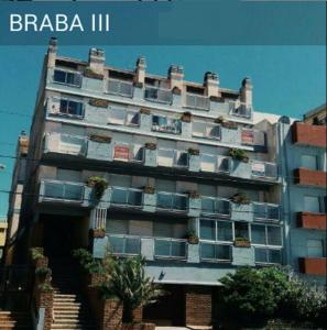 un gran edificio con ventanas y plantas. en Braba III en San Bernardo