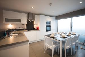 A kitchen or kitchenette at Ocean Breeze