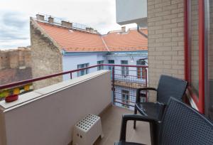 balcone con 2 sedie e vista su un edificio di AnVa House a Budapest