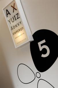 a black and white sign on a white wall at Hostal riMboMbin in Burgos