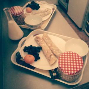 una mesa con un plato de comida en un mostrador en Apartments Victoria 022, en Vrdnik