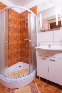 Koupelna v ubytování Apartmani Galija