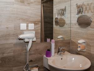 un bagno con lavandino, specchio e doccia di AnVa House a Budapest Altre 36 foto