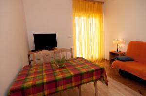 TV a/nebo společenská místnost v ubytování Apartmani Galija