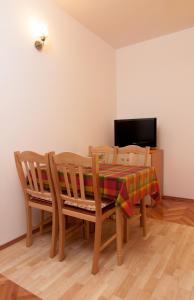 TV a/nebo společenská místnost v ubytování Apartmani Galija