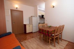 Kuchyň nebo kuchyňský kout v ubytování Apartmani Galija