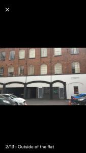 à l'extérieur de l'appartement, devant un bâtiment en briques dans l'établissement CP Studio Apartment - Free Wifi City Centre, à Leicester