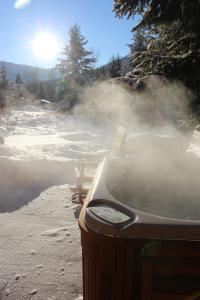 una bañera de hidromasaje con vapor saliendo de ella en A Suite Retreat - Beyond Bed & Breakfast, en Sun Peaks