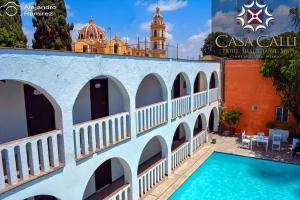 Pemandangan kolam renang di Hotel Calli Quetzalcoatl atau berdekatan