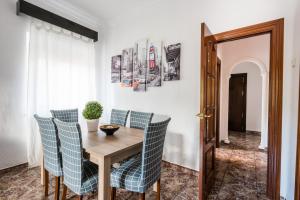 comedor con mesa de madera y sillas en Apartamento Segalerva Centro, en Málaga