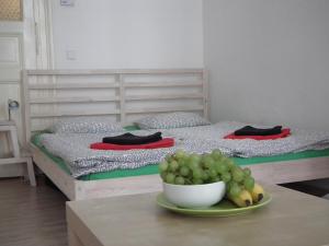 una camera con un letto e un piatto d'uva sul tavolo di Apartment in the centre a Praga