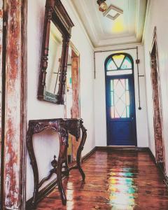 korytarz z niebieskimi drzwiami i lustrem w obiekcie CavlıHane 1885 w mieście Ayvalık