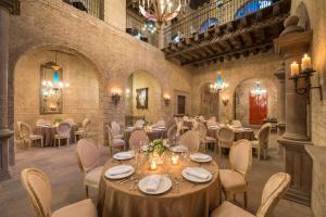 a dining room with tables and chairs in a building at Hotel Museo Palacio de San Agustin in San Luis Potosí