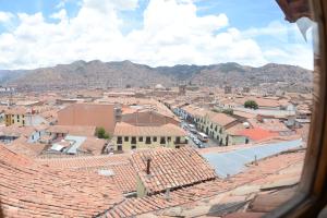widok na miasto z budynkami i górami w obiekcie Departamentos Cusco w Cuzco