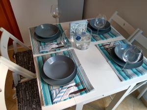 ハルキにあるCasa Bianco e Bluの白いテーブル(皿、メガネ付)
