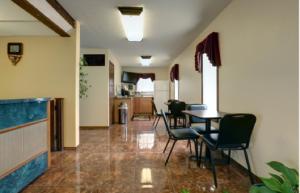 comedor con sillas y mesa y cocina en Americas Best Value Inn Weatherford, en Weatherford 10 fotos más