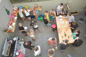 um grupo de pessoas à volta de uma mesa em Rotorua Downtown Backpackers em Rotorua