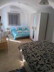 ハルキにあるCasa Bianco e Bluのベッドルーム(ベッド1台、鏡付)