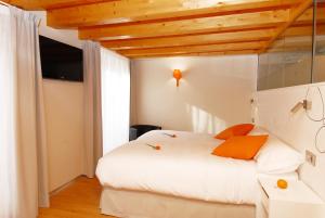 a bedroom with a bed and a tv at Hostal riMboMbin in Burgos